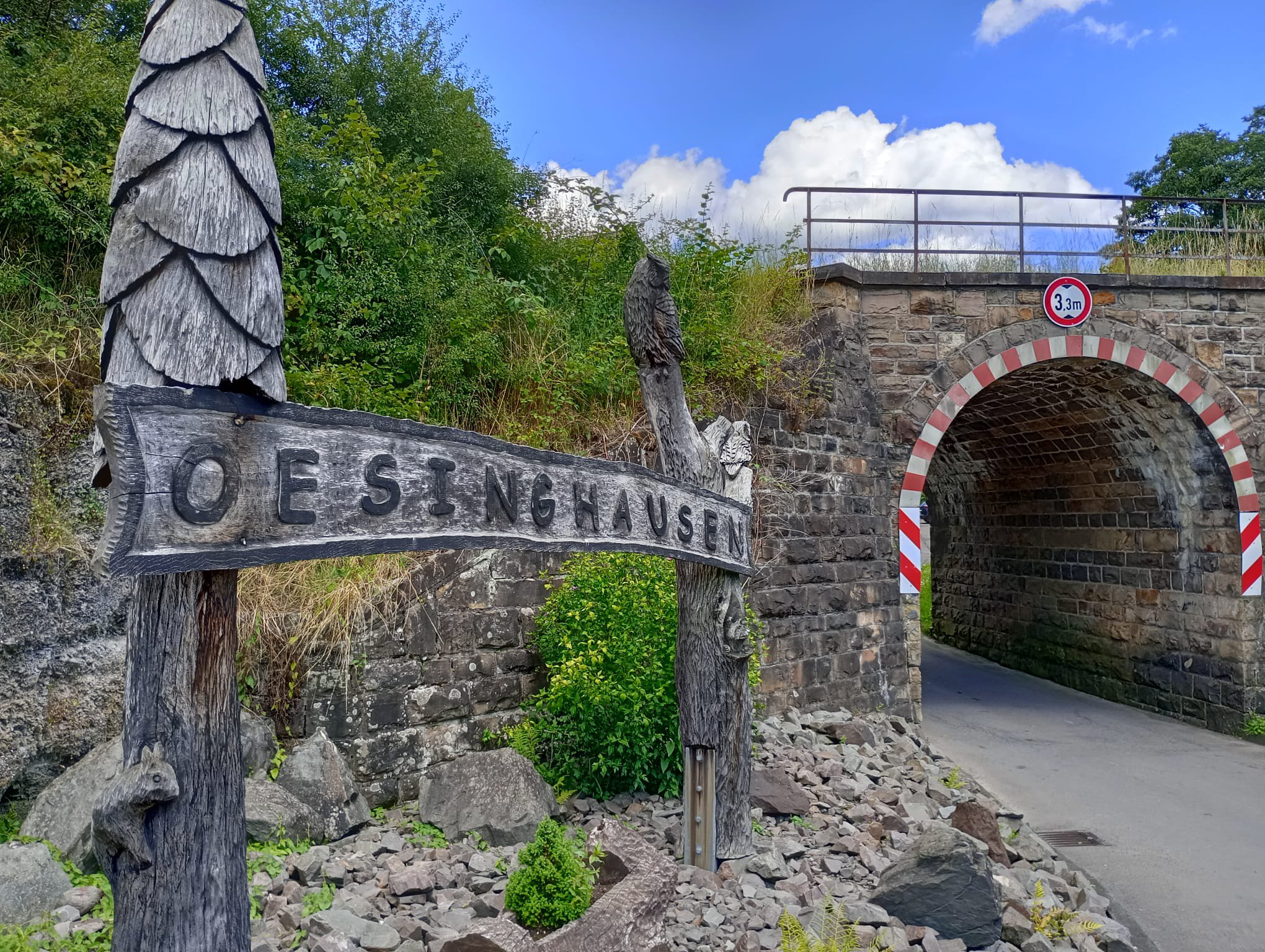 Zufahrt nach Oesinghausen – Tunnel und Ortsschild bei Engelskirchen